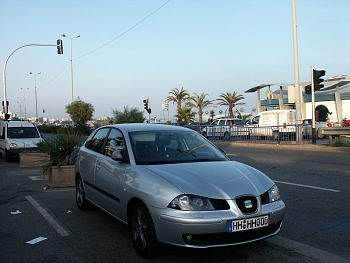 Der Seat Ibiza an der Strandpromenade in Saint Tropez. 
